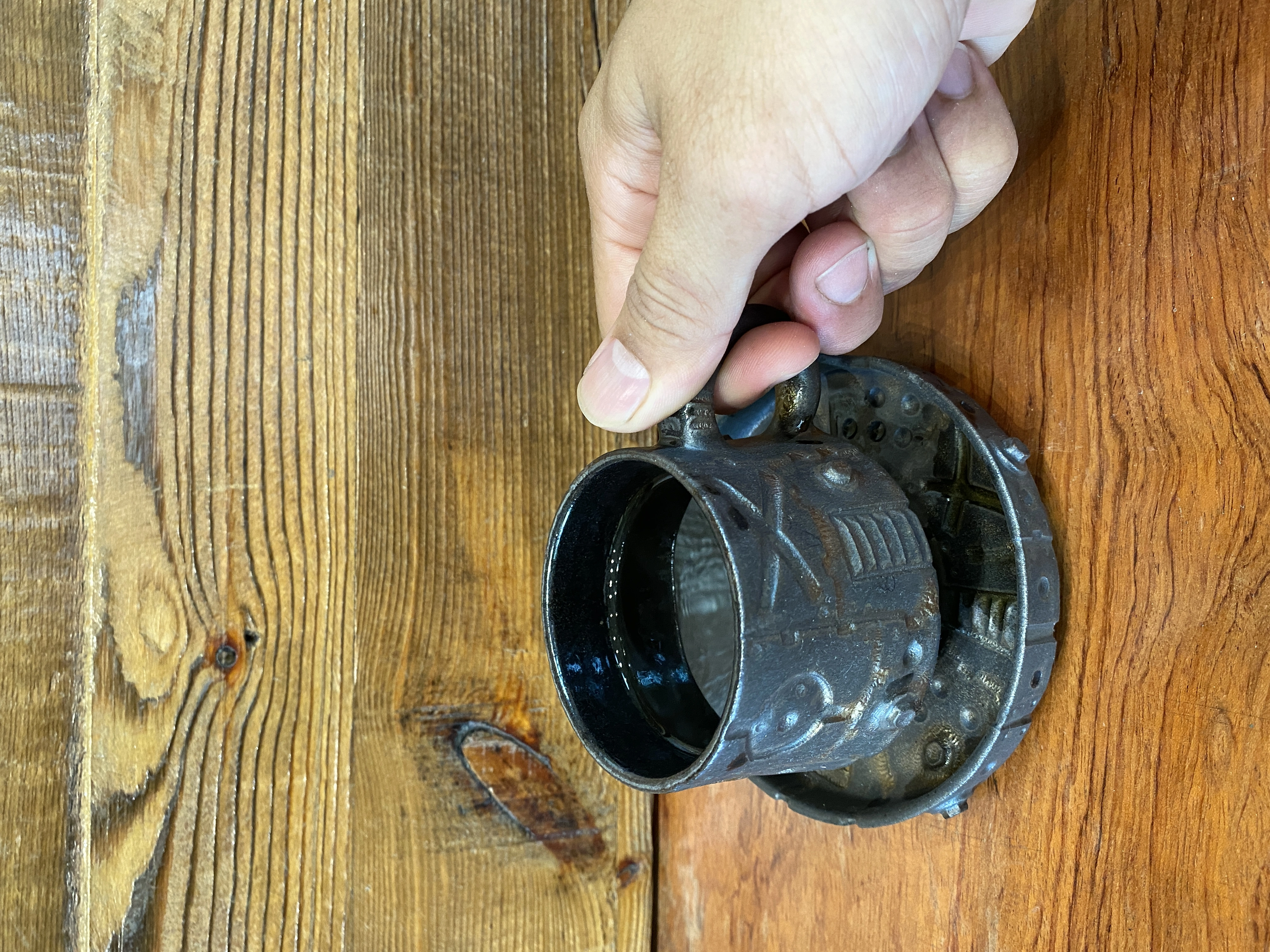 鏽蝕鐵器(咖啡杯組)，共3張