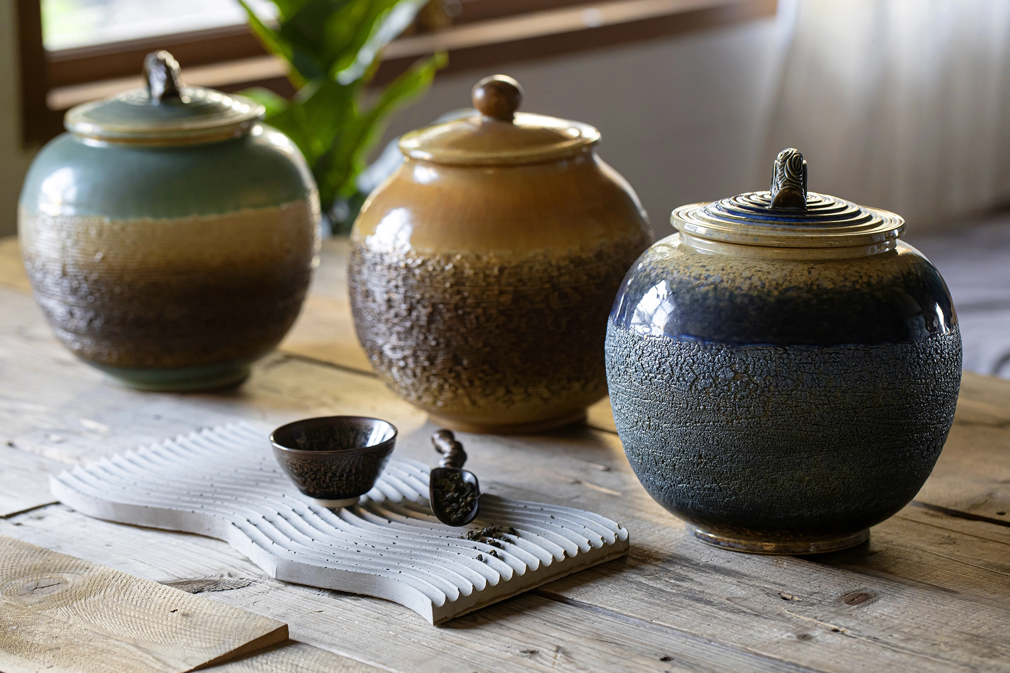 樟香甕型茶倉，共2張