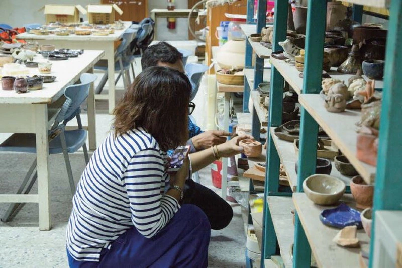 工作坊內展示社區成員們歷年來的陶藝品