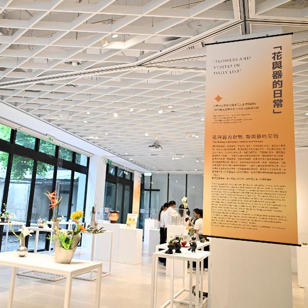 「花與器的日常」展區＿工藝中心鶯歌分館金工人才培訓課程「錫花器及花藝創作工作營」的成果展示，呈現實用與創新的花器作品。-1