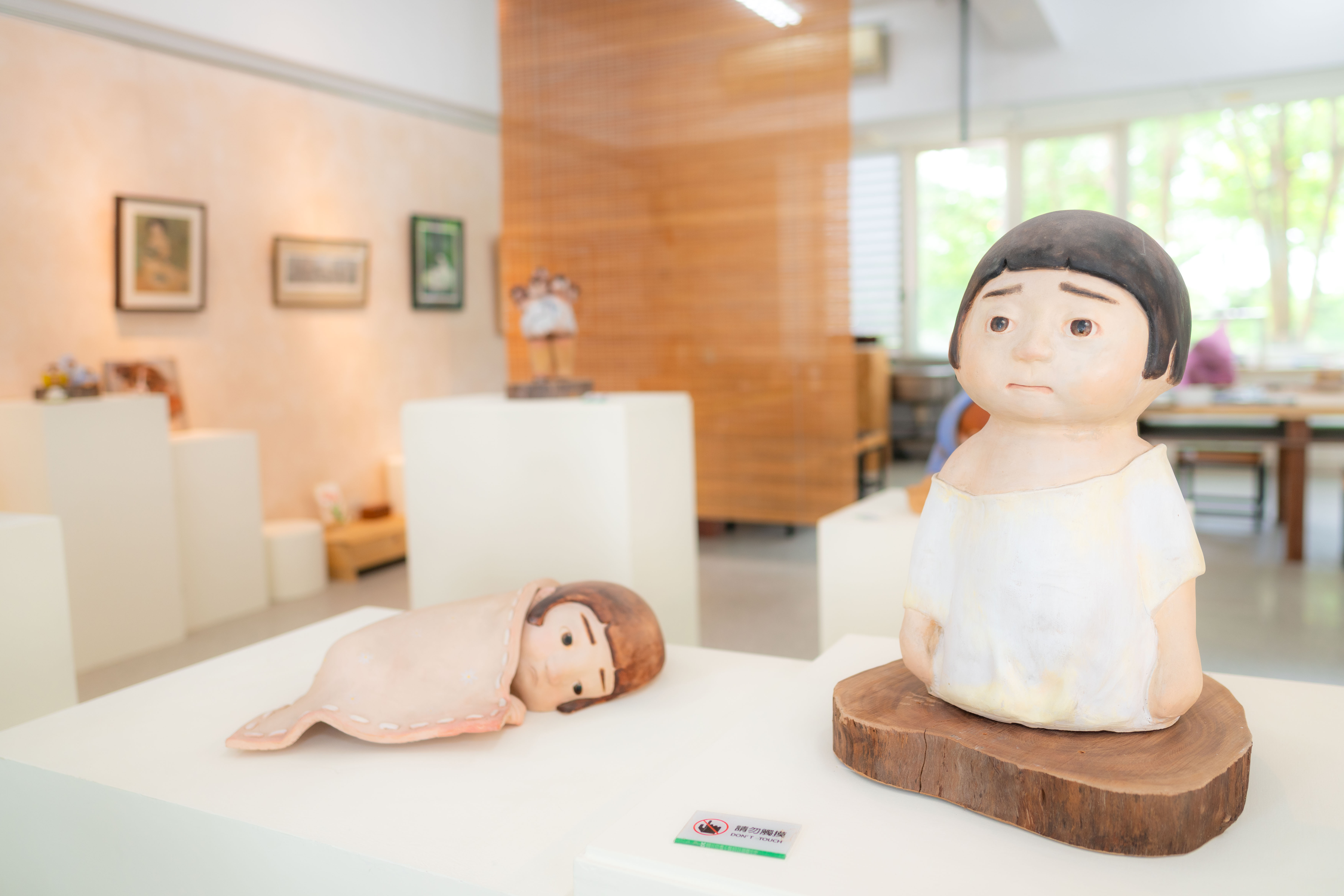 作品「我最喜歡的時期」，以陶塑凝結童年片刻，探問純真與孤獨交錯的情感邊界。