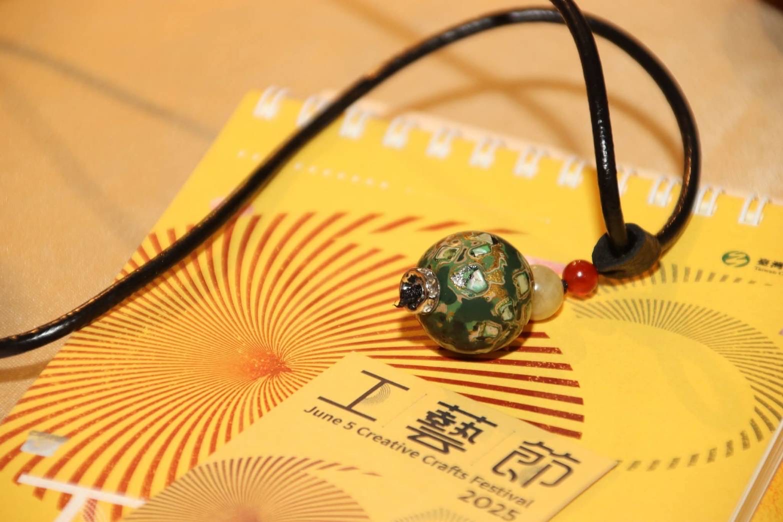 珠光寶漆項鍊，貼螺鈿在髹塗層層色漆研磨推光如寶石般燦爛璀璨。
