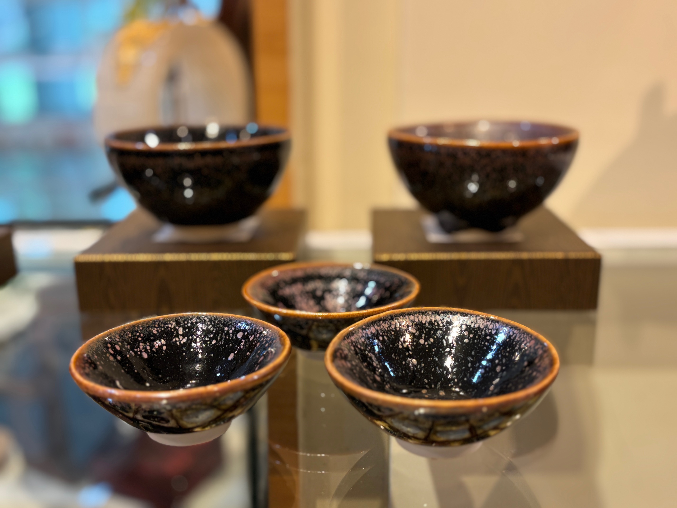《星河油滴天目碗》以油滴天目釉重現星河意象，展現宇宙奧妙，並提升茶酒風味，兼具美感與實用性