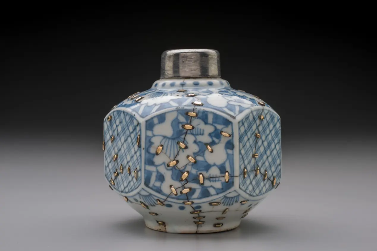 「鋦瓷」是一種將破損瓷器拼合，並使用金屬釘（鋦釘）勾住裂縫以固定與加固的修復技術。