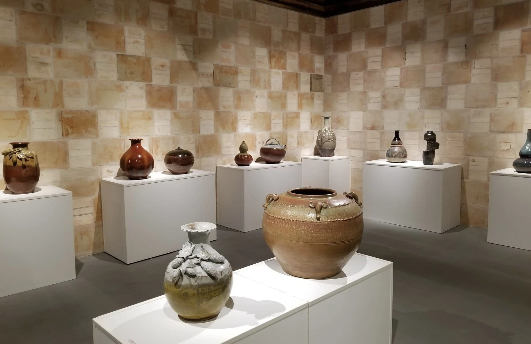園區內設有「苗栗陶藝術博物館」展示傳統陶瓷文化