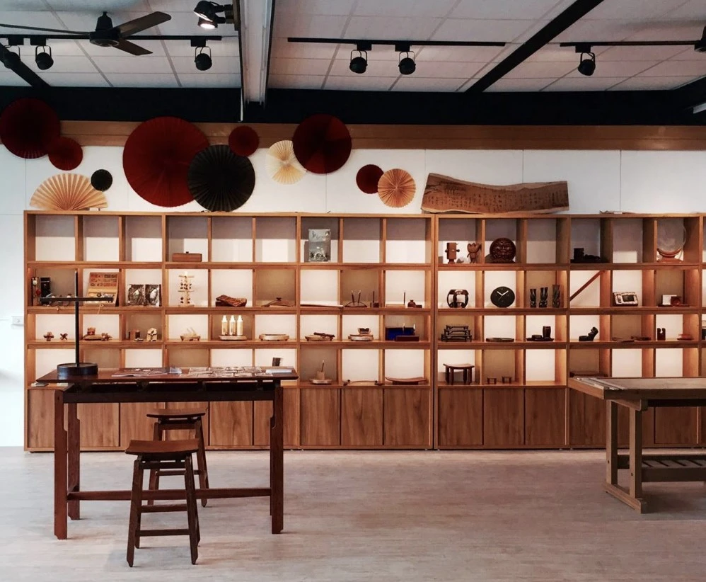 館內展示了台灣家具業的歷史演進，並收藏了國內外的經典木造家具