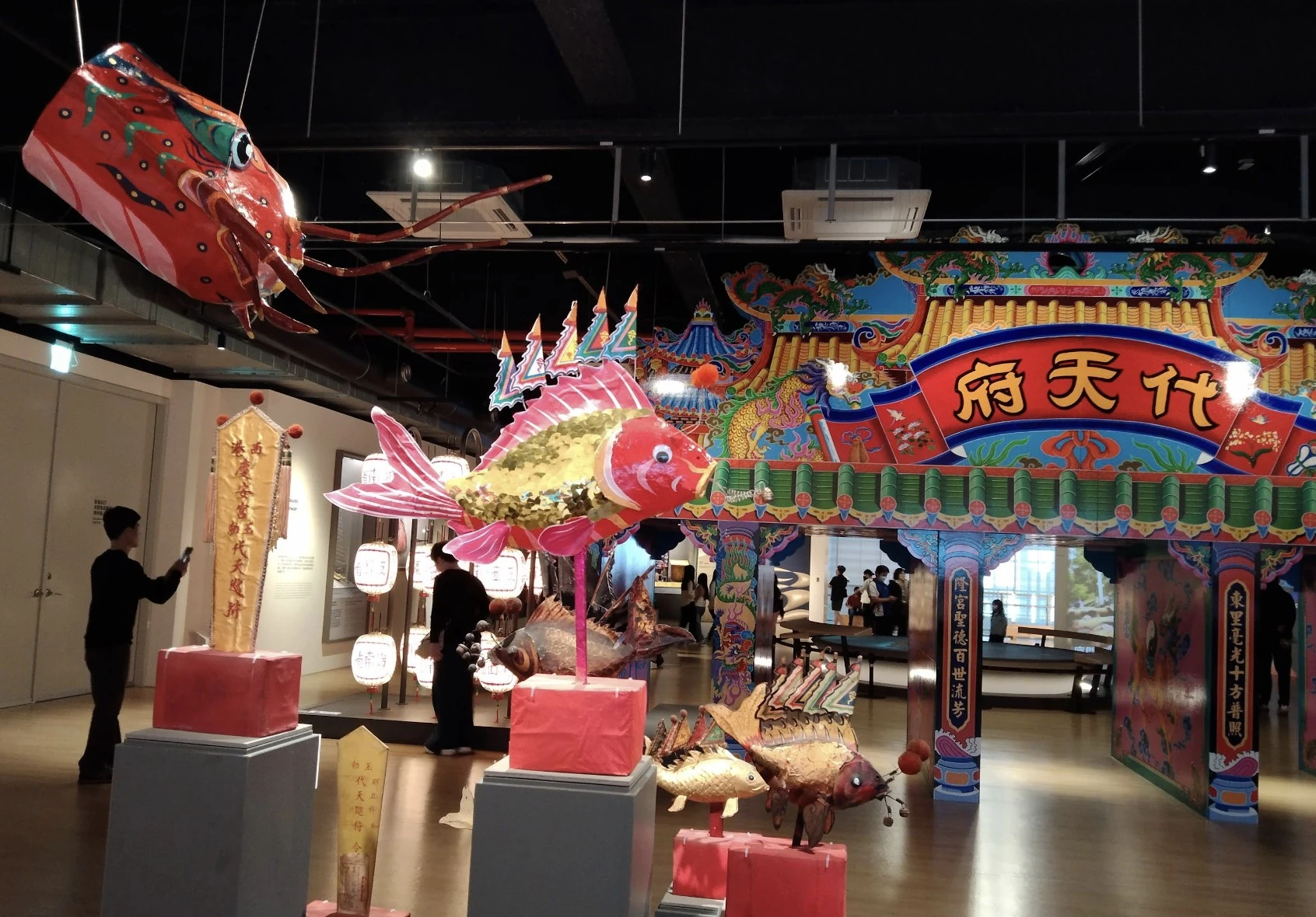館內設有重現迎王祭典繞境場景的展區，包含神轎、儀仗器物等
