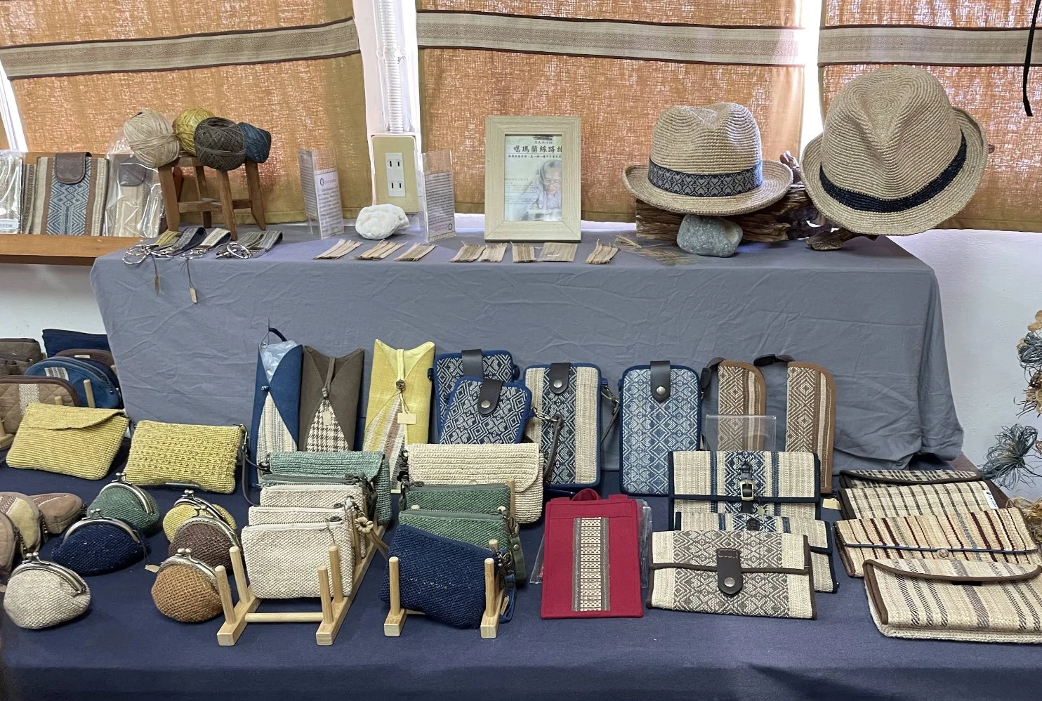展示了香蕉絲手工編織的飾品和文創小物