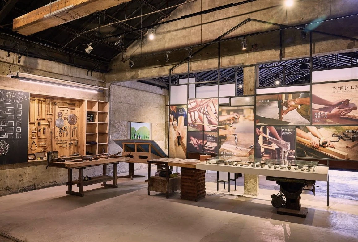 館內展示了木作工具、榫卯構件及現代家具