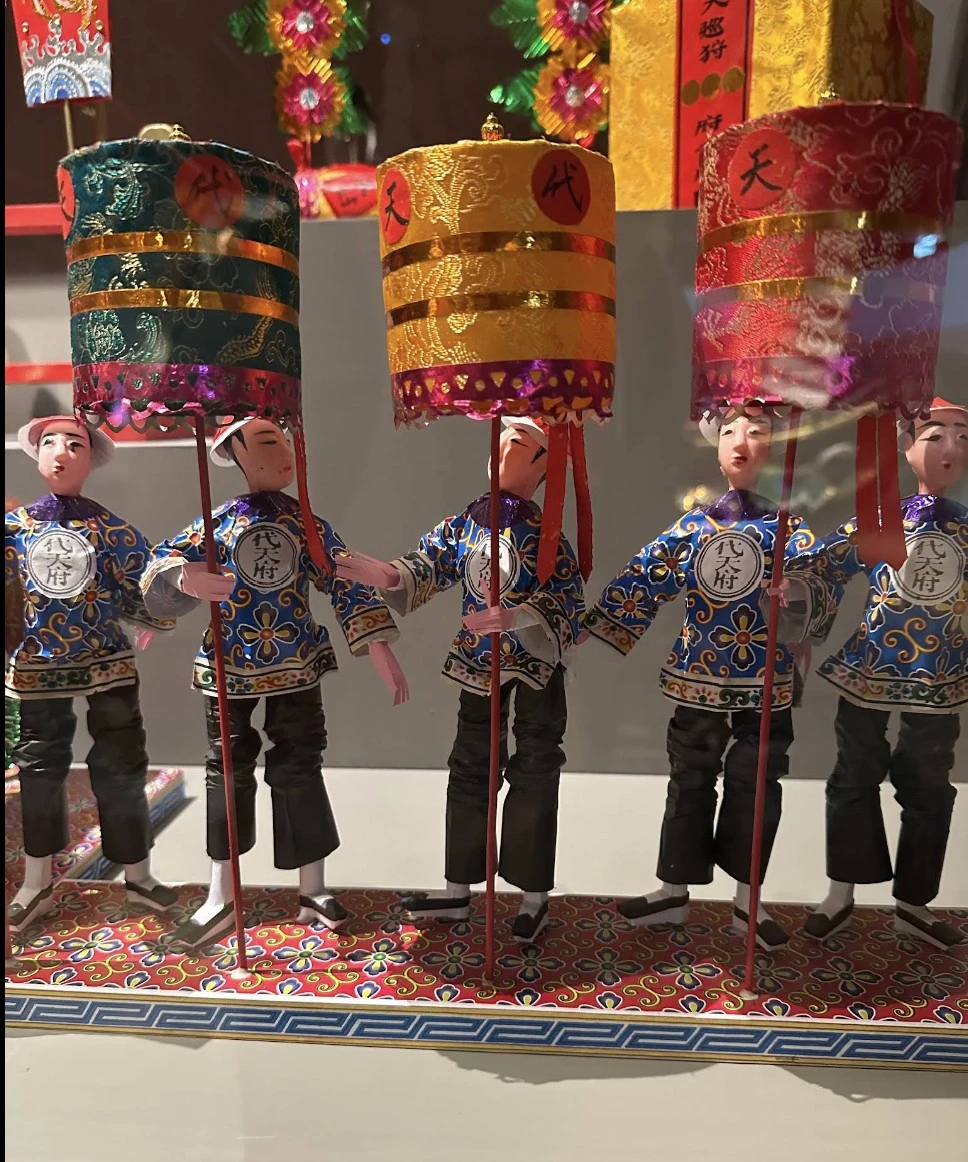 紙紮神尊班役形象細緻，身穿傳統「代天府」服飾