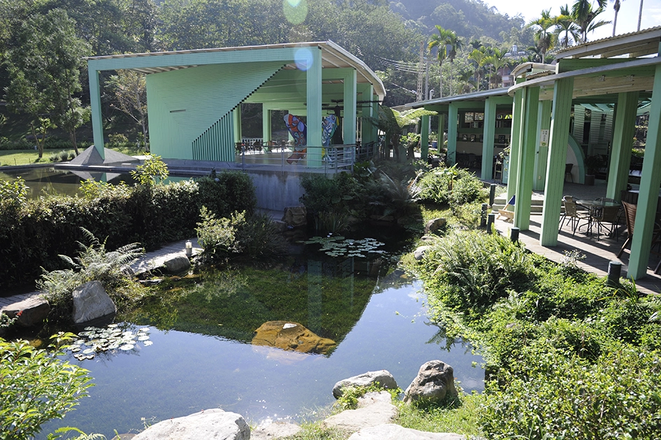 「大小棚架」邱文傑建築師設計，彰顯C型鋼的流線型弧度，讓「鋼的柔軟」對照 Paper Dome「 紙的堅硬 」