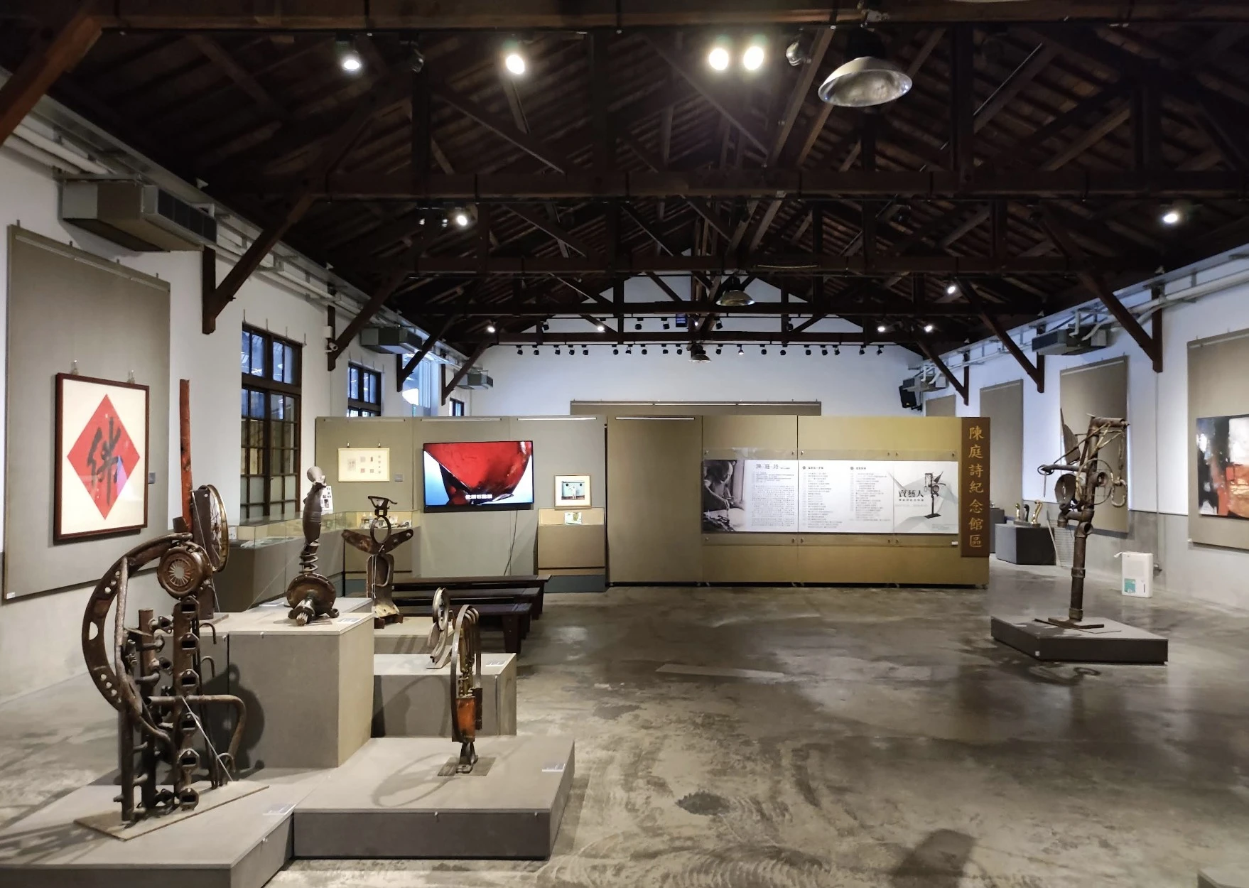 場內展示了眾多國際級鐵雕藝術家陳庭詩的鐵雕與版畫作品
