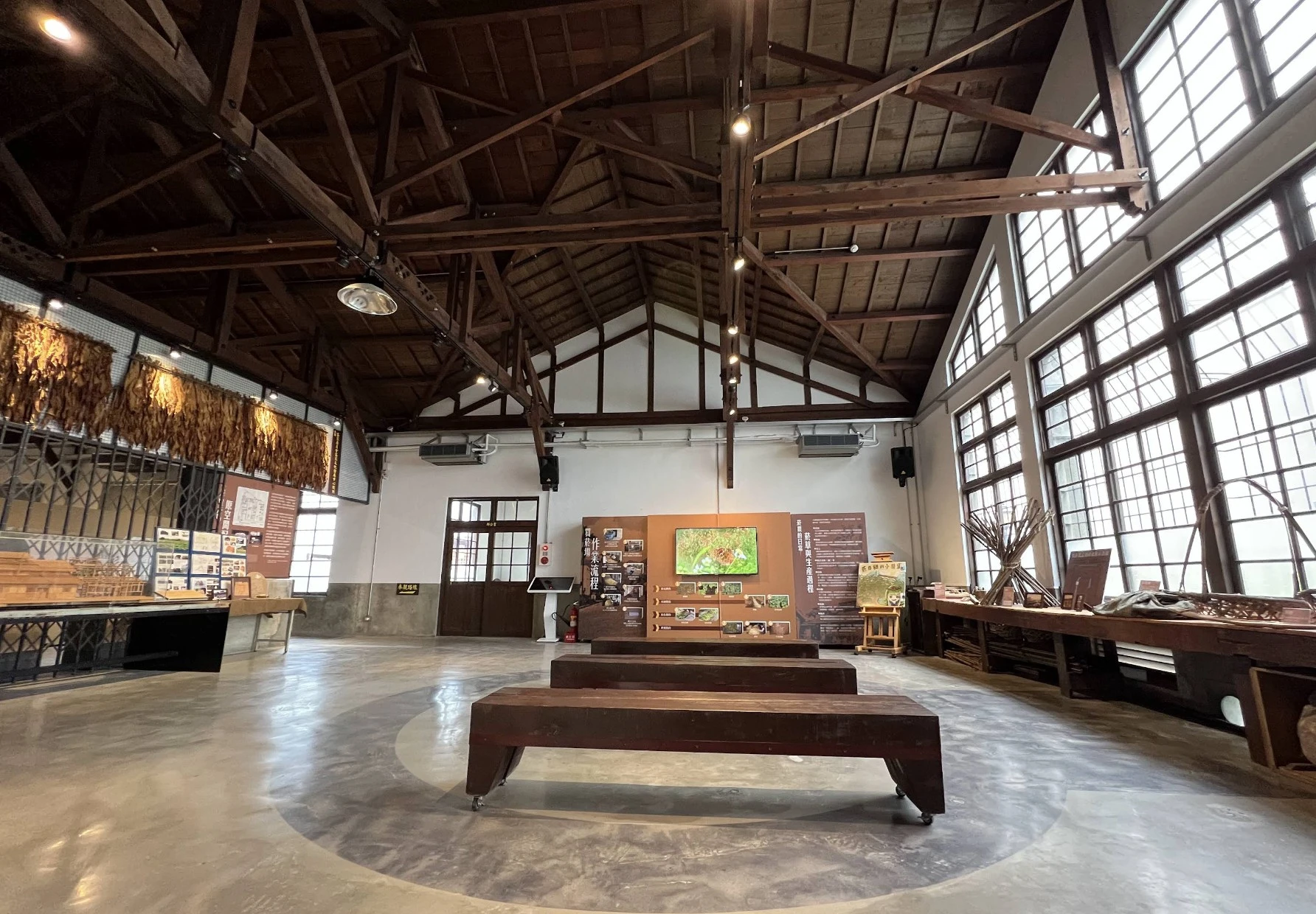 建築內部保留了挑高的木造結構與大面採光窗，展現了民國44年興建時的歷史風貌