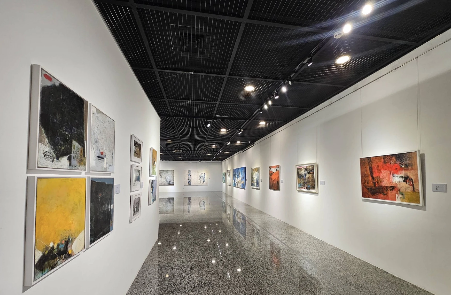展館經常舉辦各類聯展和個展，旨在促進藝術交流並支持青年藝術家