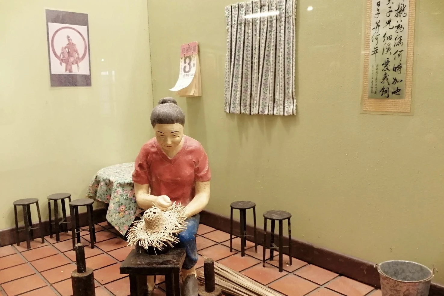 館內展示模擬了早期婦女製作草帽和草蓆的場景