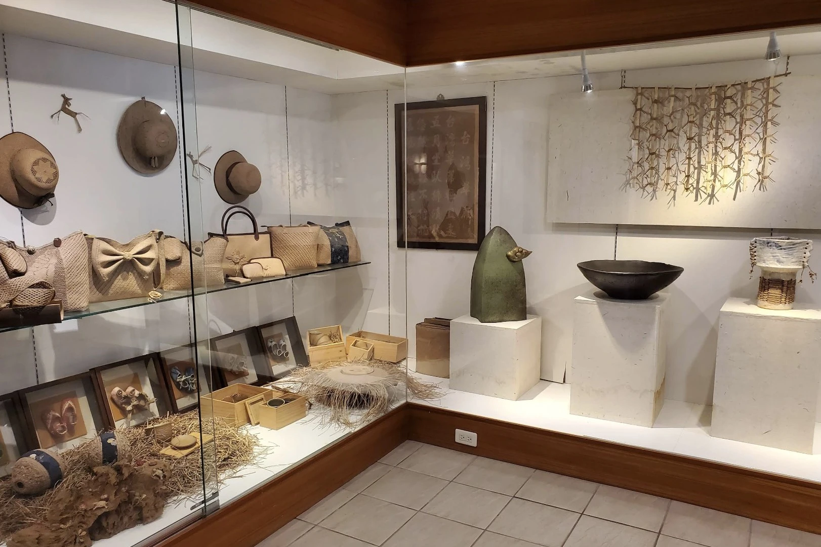 館內精緻地陳列了藺草編織的日常用品、生活用具以及藝術作品