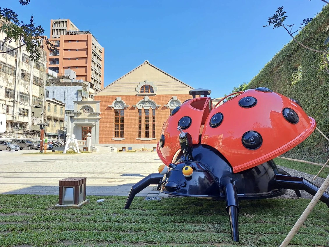 「新竹生活美學館」廣場前瓢蟲造型裝置藝術