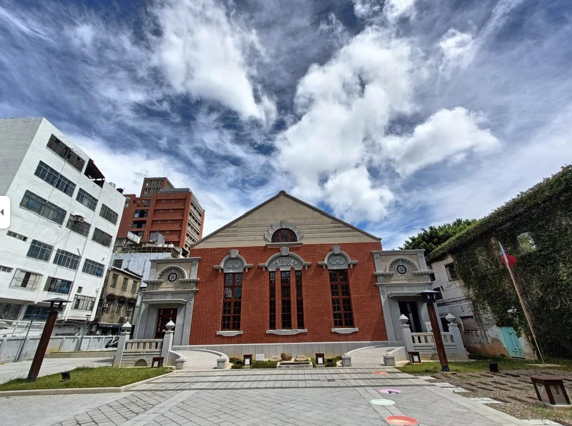 「新竹公會堂」歷史建築展現了紅磚與灰石交錯的洋風設計