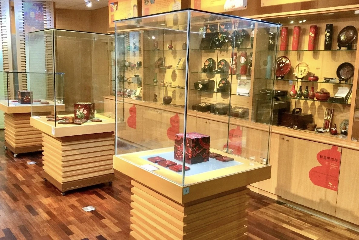館內主要展示豐原地區的漆藝文化、歷史發展，並提供漆藝DIY製作體驗