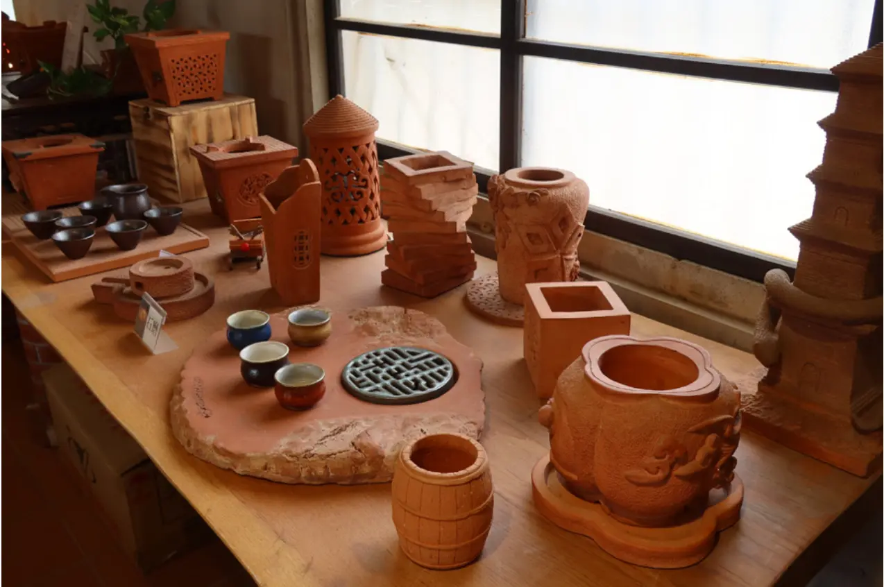 窯場展示了各種紅磚製作的作品、磚雕以及紅磚文創商品。